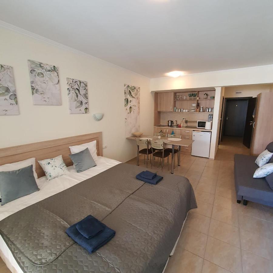 Andalucia Beach - Sea Viev Apartments Elenite Bagian luar foto