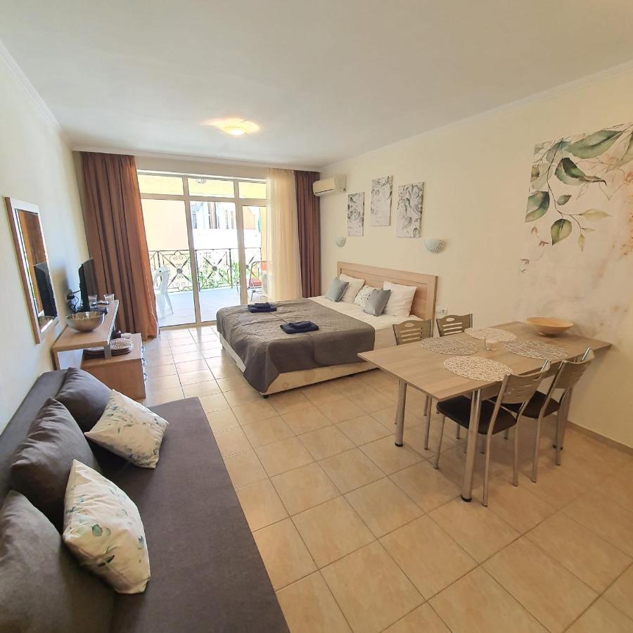 Andalucia Beach - Sea Viev Apartments Elenite Bagian luar foto